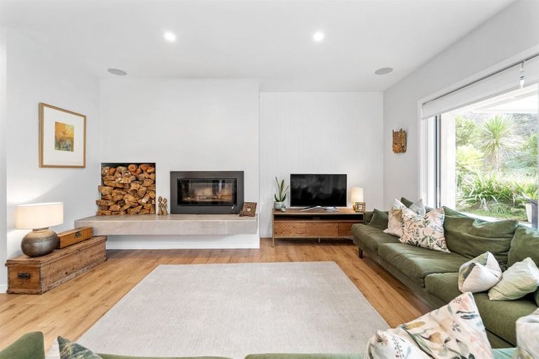 Photo of property in 18b Hobbs Road, Matakatia, Whangaparaoa, 0930