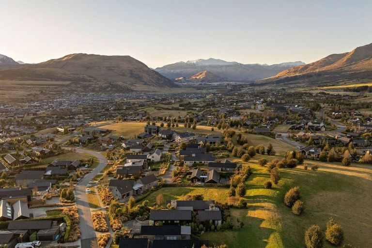 Photo of property in 31 Hackett Road, Jacks Point, Queenstown, 9371