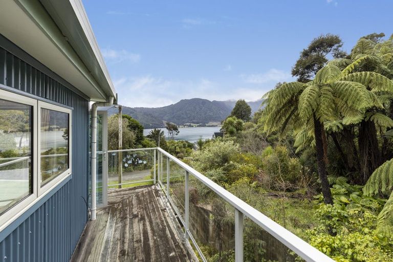 Photo of property in 19 Sandy Bay Road, Black Rock, Picton, 7282