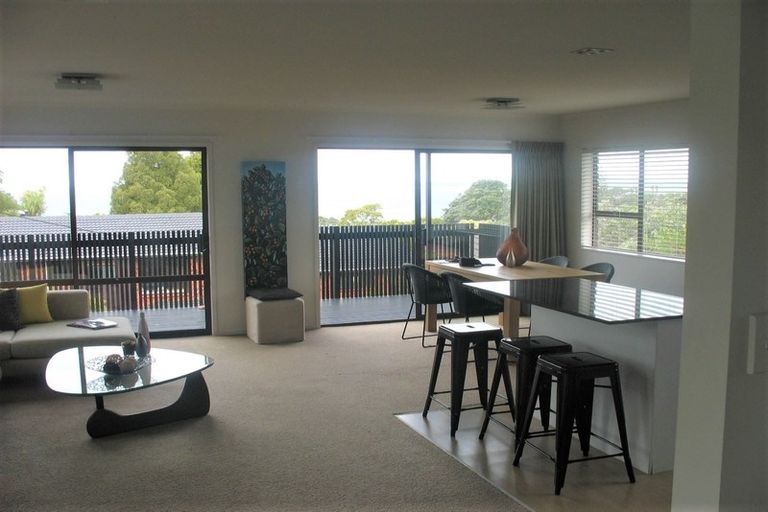 Photo of property in 2/33 Montgomery Avenue, Rothesay Bay, Auckland, 0630