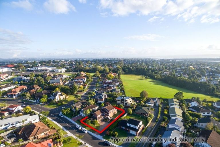 Photo of property in 92 Manhattan Heights, Glendene, Auckland, 0602