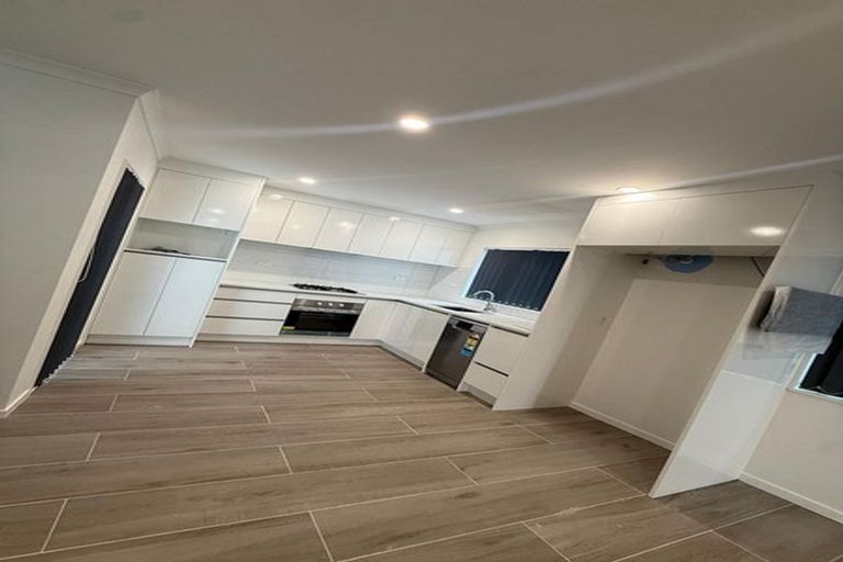 Photo of property in 16 Christmas Road, Manurewa, Auckland, 2102