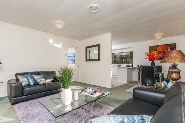 Photo of property in 2/21 Walnut Lane, Browns Bay, Auckland, 0630