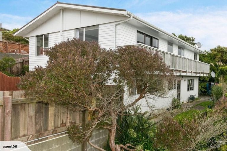 Photo of property in 28-28b Jane Grove, Paparangi, Wellington, 6037