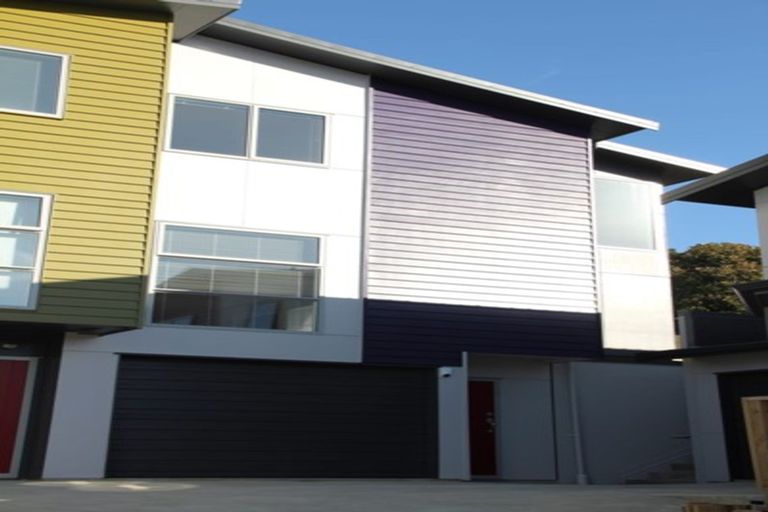 Photo of property in 6/61 Black Rock Road, Newlands, Wellington, 6037