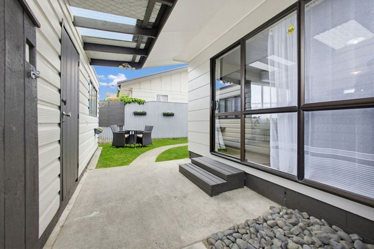 Photo of property in 1/17 Atherfold Crescent, Greenmeadows, Napier, 4112