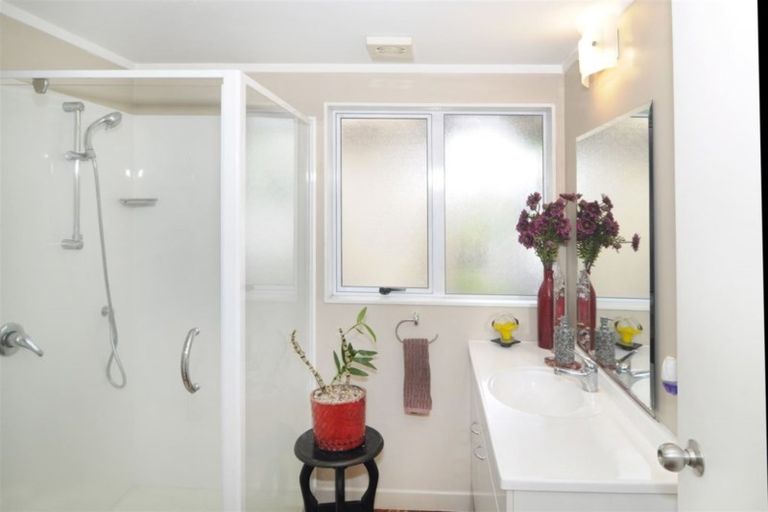 Photo of property in 2a Bamboo Grove, Kelston, Auckland, 0602