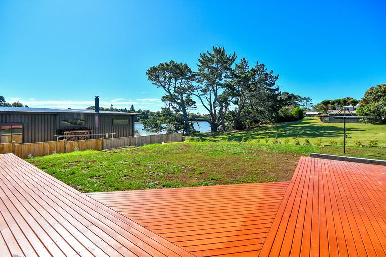 Photo of property in 30 Harbour Crest Drive, Waiuku, 2123