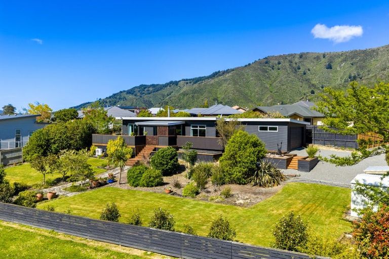 Photo of property in 11 Glentui Place, Waikawa, Picton, 7220