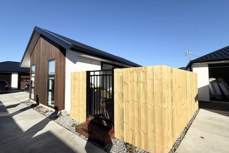 Photo of property in 2/84 Mcmahon Drive, Aidanfield, Christchurch, 8025