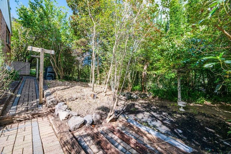 Photo of property in 2/84a Avonleigh Road, Green Bay, Auckland, 0604