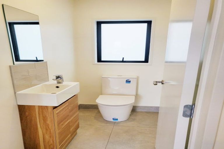 Photo of property in 36 Barbados Drive, Unsworth Heights, Auckland, 0632