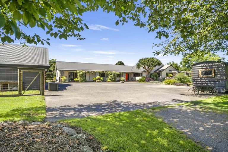 Photo of property in 424 Tararua Road, Levin, 5571
