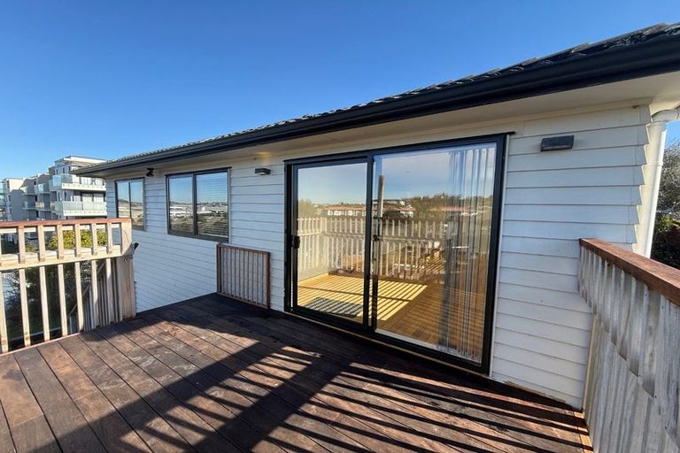 Photo of property in 28 Baulcomb Parade, Windsor Park, Auckland, 0632