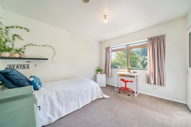 Photo of property in 116 Pinehaven Road, Pinehaven, Upper Hutt, 5019