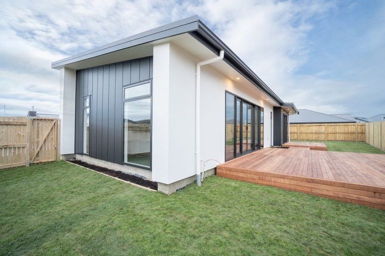 Photo of property in 77 Johnstone Drive, Fitzherbert, Palmerston North, 4410