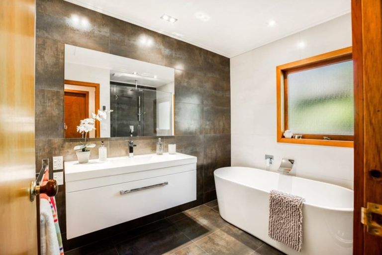 Photo of property in 11b Longfellow Parade, Glen Eden, Auckland, 0604