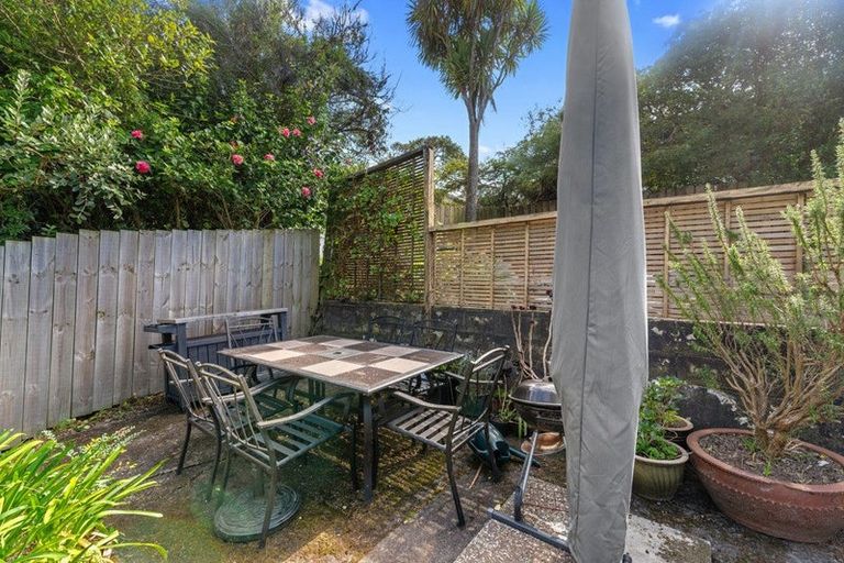 Photo of property in 1/5 Camelot Place, Glenfield, Auckland, 0629