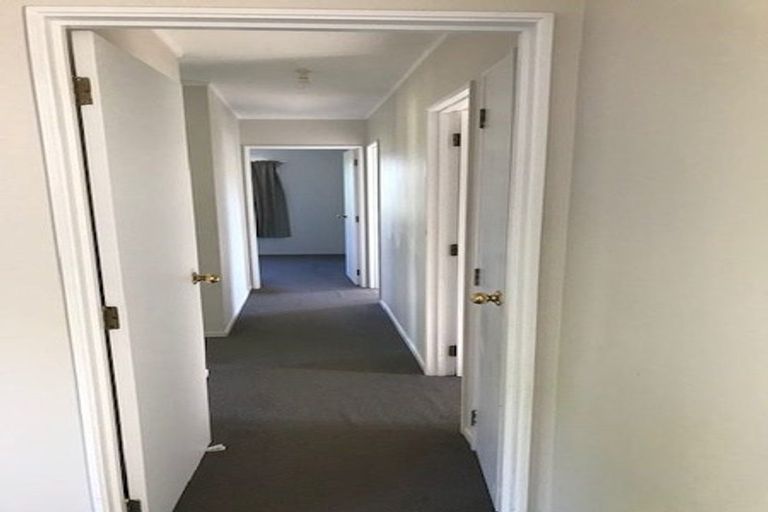 Photo of property in 5 San Bernadino Drive, Henderson, Auckland, 0612