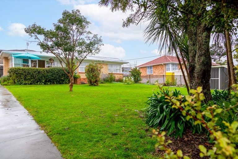 Photo of property in 26 Barron Drive, Green Bay, Auckland, 0604