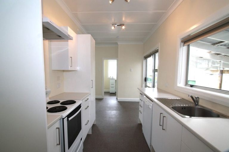 Photo of property in 14 Calvert Road, Moturoa, New Plymouth, 4310