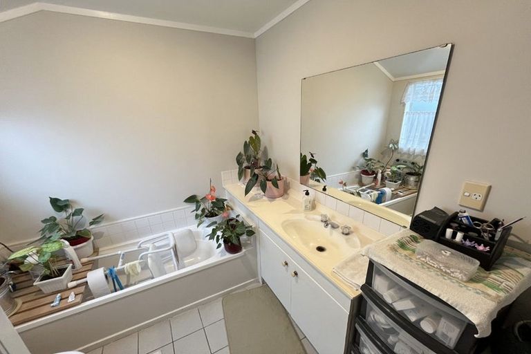 Photo of property in 1/12 Bernina Place, Weymouth, Auckland, 2103