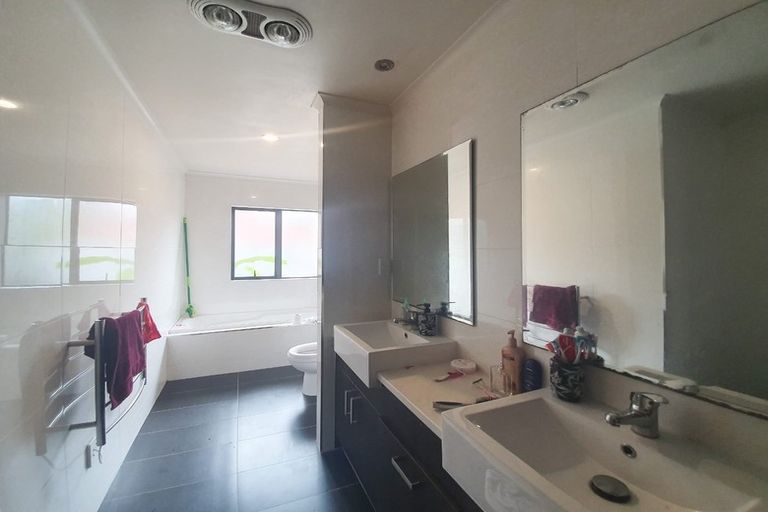 Photo of property in 64a Kingdale Road, Henderson, Auckland, 0610