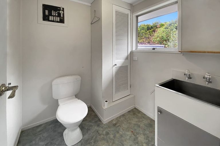 Photo of property in 28 Serwayne Place, Sunnyvale, Auckland, 0612