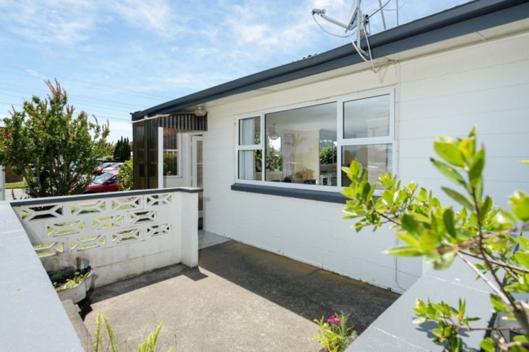 Photo of property in 1/92 Ngatai Road, Otumoetai, Tauranga, 3110