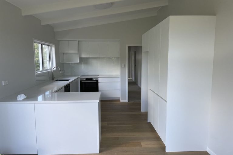 Photo of property in 14 Raymond Terrace, Northcote, Auckland, 0627