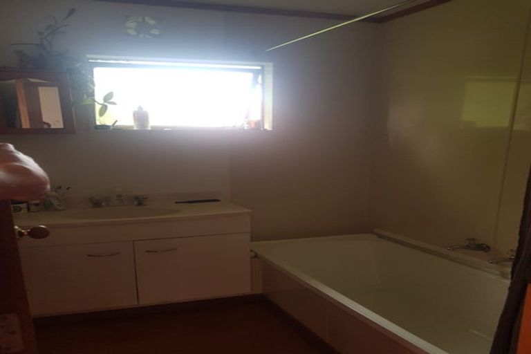 Photo of property in 22 Tindalls Bay Road, Tindalls Beach, Whangaparaoa, 0930