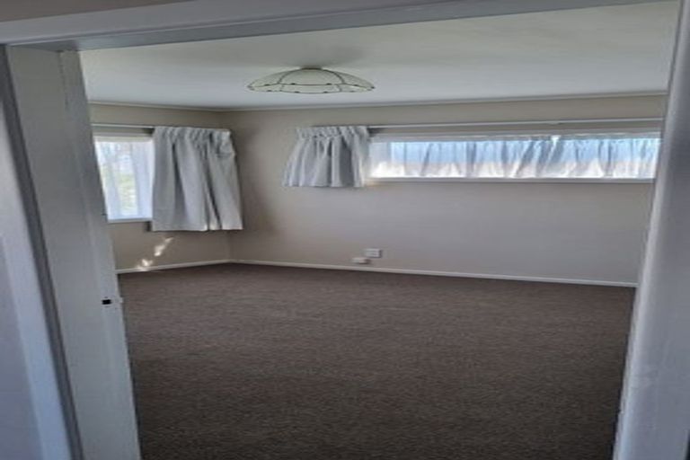 Photo of property in 1/15 Bloomsbury Grove, Newlands, Wellington, 6037