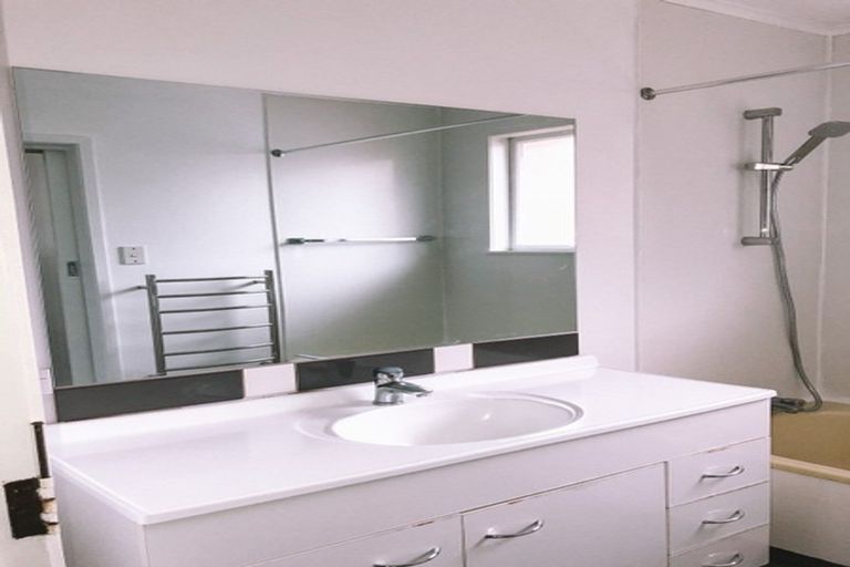 Photo of property in 19a Atkinson Road, Titirangi, Auckland, 0604