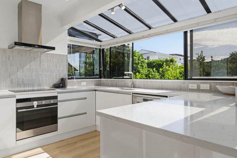 Photo of property in 2/11 Seaview Road, Castor Bay, Auckland, 0620