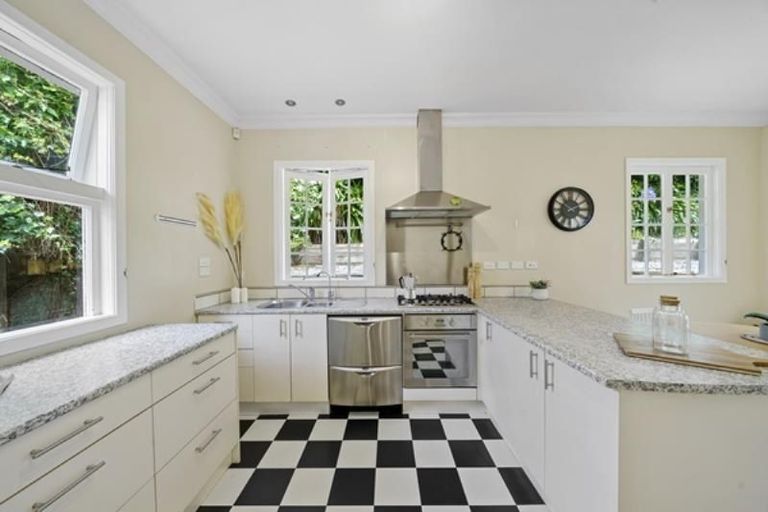 Photo of property in 15 Fitzroy Street, Wadestown, Wellington, 6012