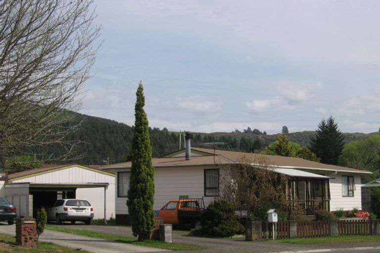 Photo of property in 10 Luke Place, Fairy Springs, Rotorua, 3015