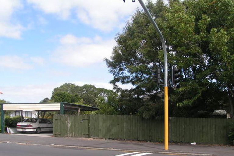 Photo of property in 102 Onewa Road, Northcote, Auckland, 0627