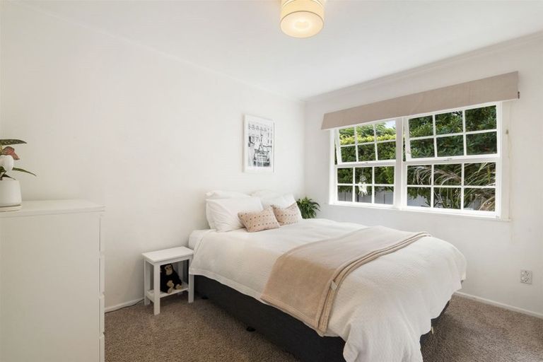 Photo of property in 16 Anakiwa Place, Milford, Auckland, 0620