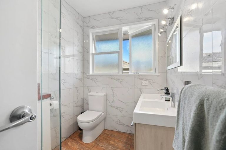 Photo of property in 15 Kingdale Road, Henderson, Auckland, 0610
