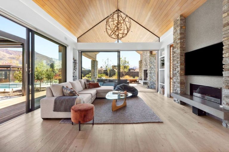 Photo of property in 14 Deans Drive, Wanaka, 9305