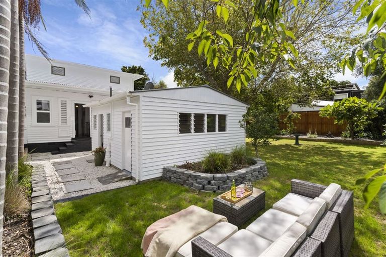 Photo of property in 2/43a Stanley Point Road, Stanley Point, Auckland, 0624