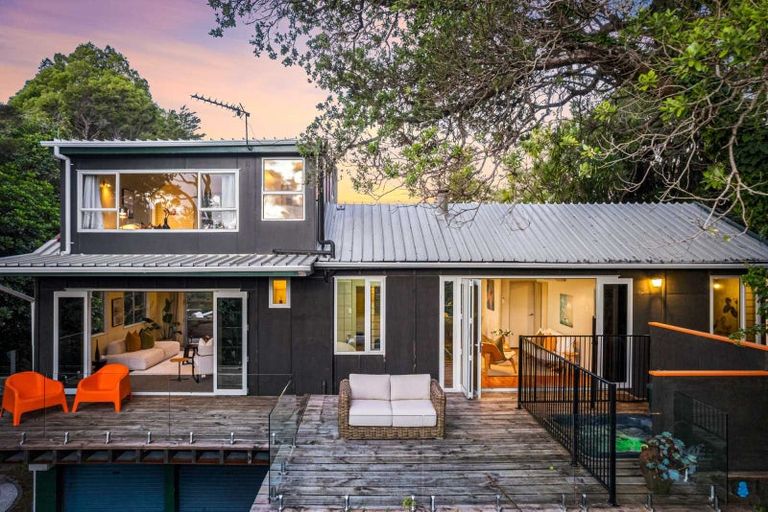 Photo of property in 8 Arapito Road, Titirangi, Auckland, 0604