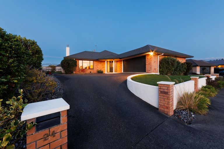 Photo of property in 24 Johnstone Drive, Fitzherbert, Palmerston North, 4410