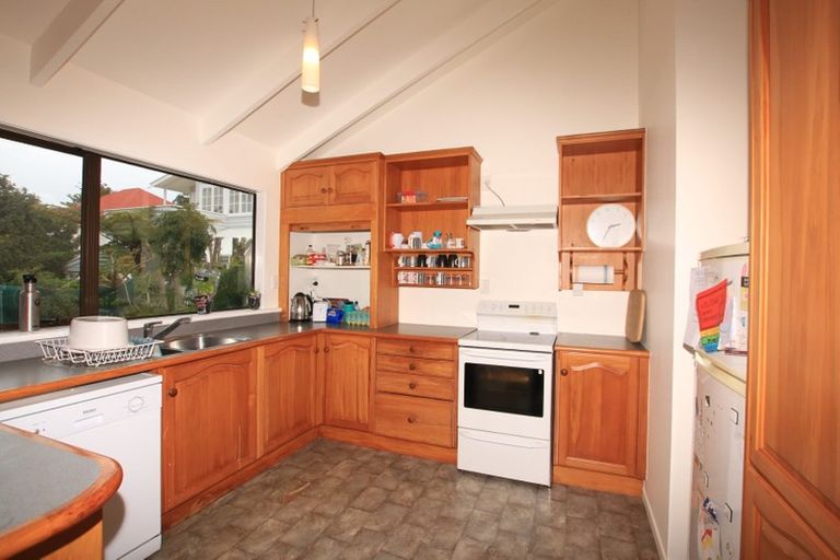 Photo of property in 2/123 Queen Street, Northcote Point, Auckland, 0627