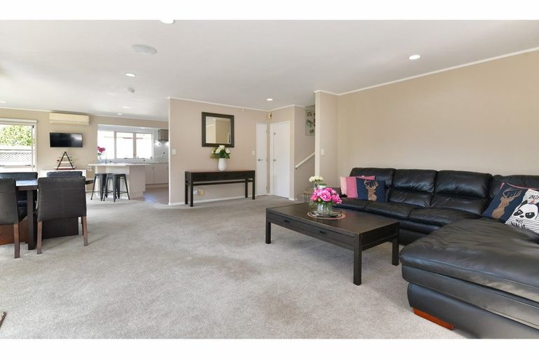 Photo of property in 11 Lakeside Drive, Orewa, 0931