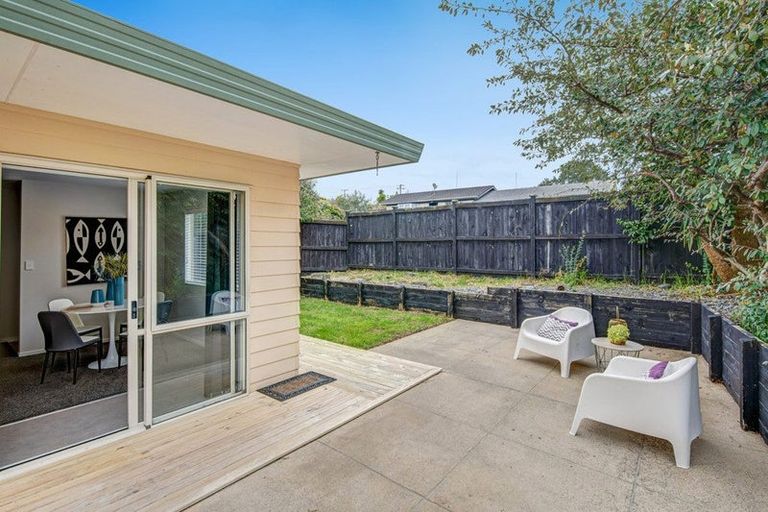Photo of property in 2/16 Ellice Road, Totara Vale, Auckland, 0629