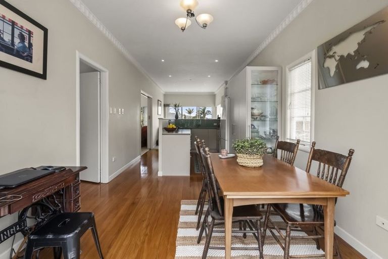 Photo of property in 19 Merani Street, Narrow Neck, Auckland, 0622