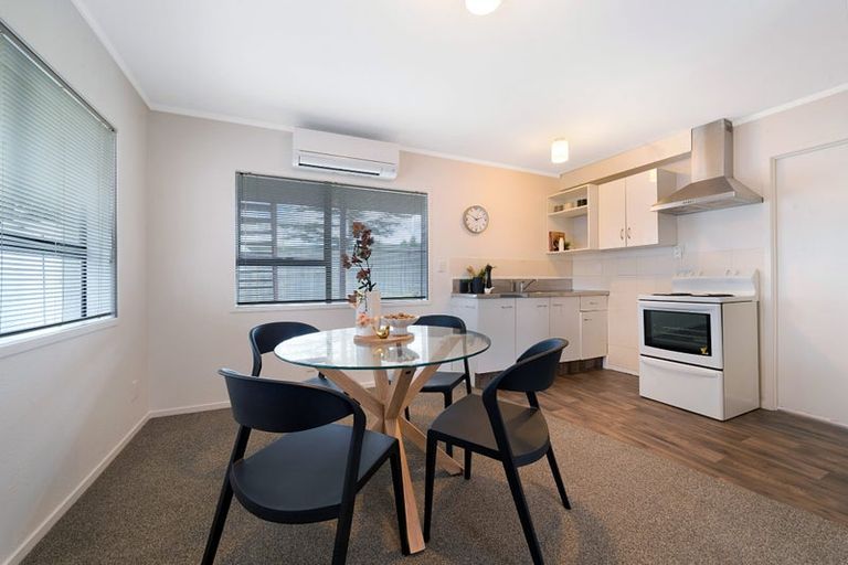 Photo of property in 2/12 Grimshaw Place, Henderson, Auckland, 0612
