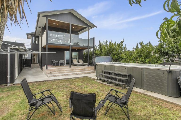 Photo of property in 18 House Avenue, Mangere Bridge, Auckland, 2022