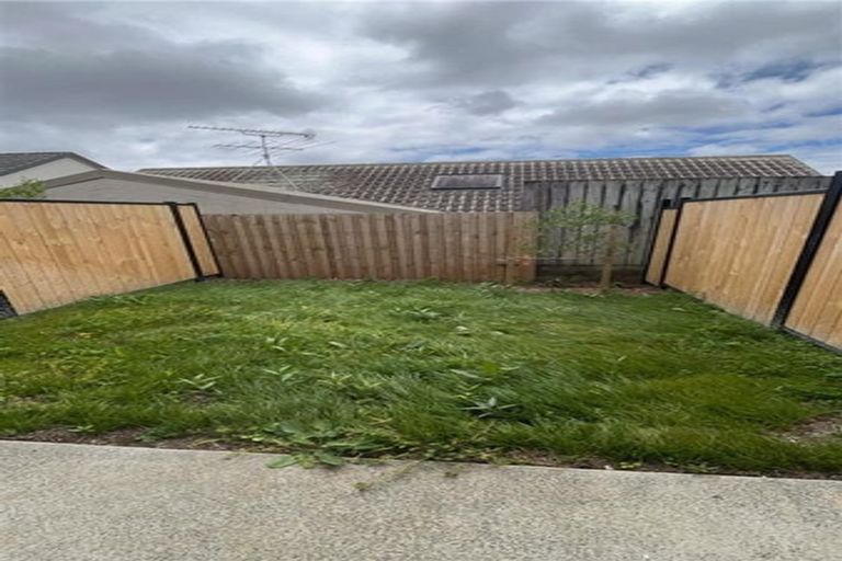 Photo of property in 64 Rauemi Way, Te Atatu South, Auckland, 0610